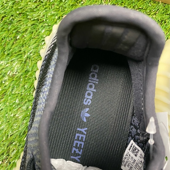 Brand new with box Adidas Yeezy 350 v2 carbon size 5 US - Picture 5 of 10